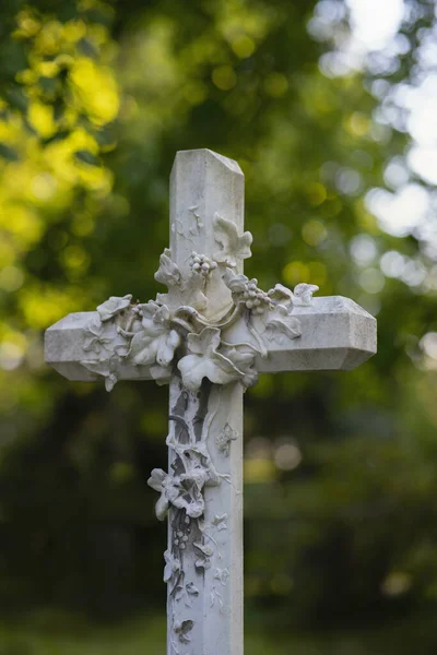 十分な花の装飾が施された大きな明るい十字架 — ストック写真