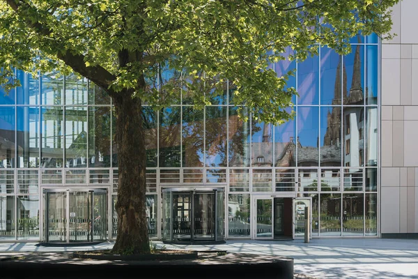 Новая Библиотека Uni Марбург Дер Лан Плоским Деревом Спереди Стеклянными — стоковое фото