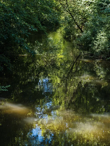 マーブルクのウォーター リバー ラーンに映る川 ロマンチックな川 — ストック写真