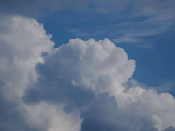 柔らかい輪郭とハードコントラストのない美しい柔らかい雲 — ストック写真