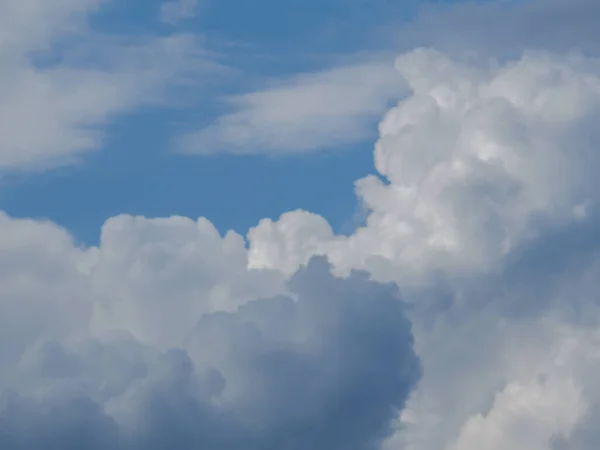 柔らかい輪郭とハードコントラストのない美しい柔らかい雲 — ストック写真