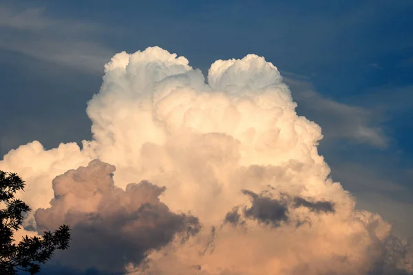 夜空の国営嵐雲 劇的な色 マーブルグ ラーン — ストック写真