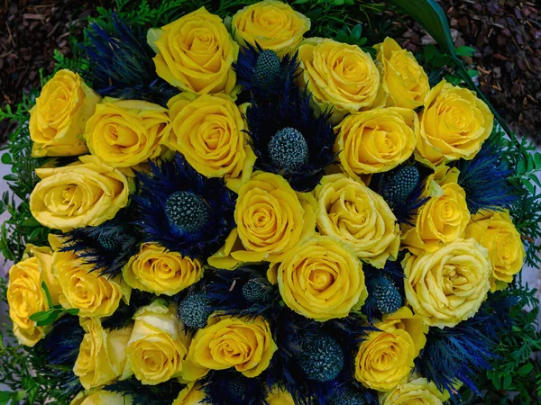 丸い形をした黄色いバラの花束 — ストック写真
