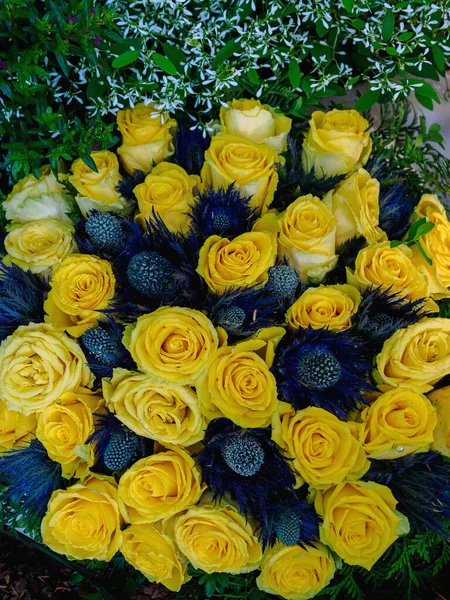 丸い形をした黄色いバラの花束 — ストック写真