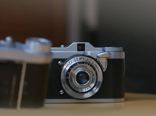 Πολύ Παλιά 35Mm Αναλογική Κάμερα Εγγραφή Στο Δωμάτιο Προβολή Λεπτομερειών — Φωτογραφία Αρχείου