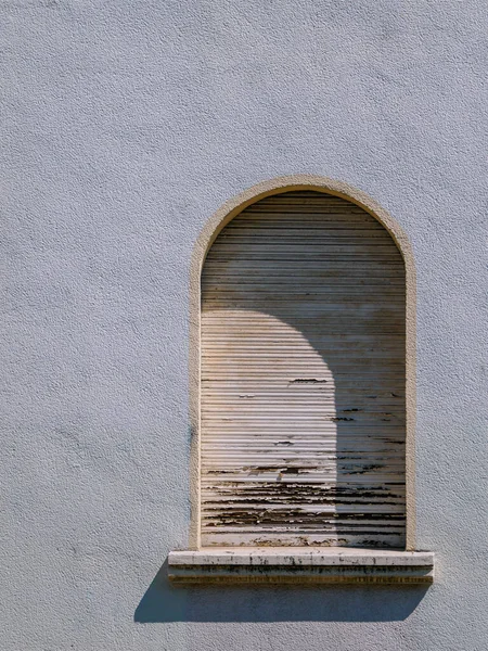 Ház Homlokzat Ablakok Nélkül Redőnyök Zárva Játék Fény Árnyék — Stock Fotó