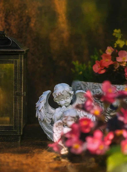Cmentarz Parku Mała Lampka Małą Figurką Anioła Sztuki Kwiatami Cieniu — Zdjęcie stockowe