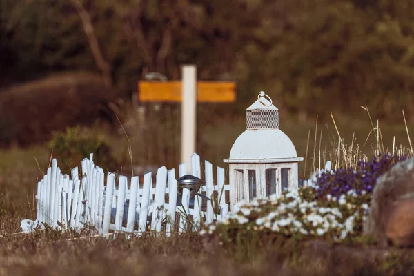 小さな墓サイト白い柵 夏の暑さ 干ばつは皆を心配 — ストック写真