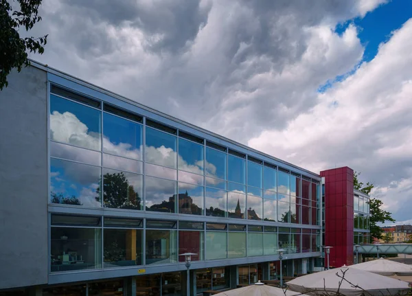Отражения Стеклянных Поверхностей Здание Marburg Mensa Uni Облака — стоковое фото