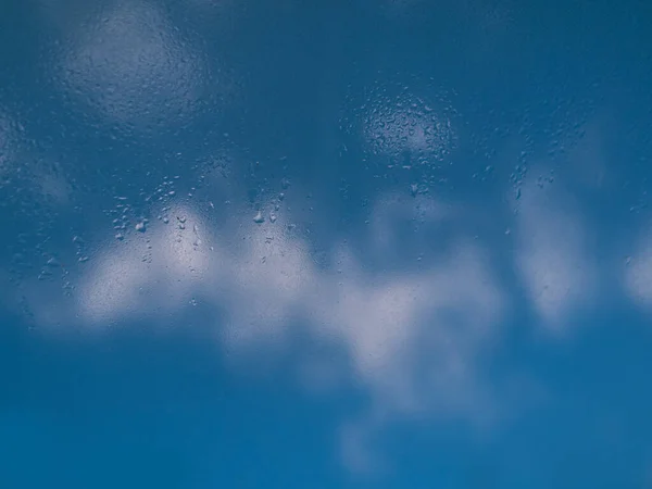Chmury Niebieskim Niebie Oknem Kroplami Deszczu — Zdjęcie stockowe