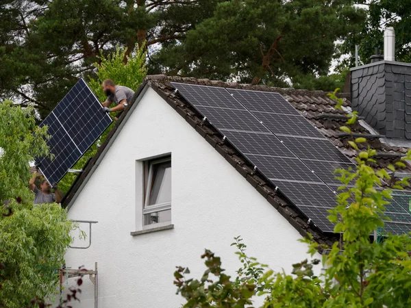 Powierzchnia Dachu Pokryta Jest Panelami Słonecznymi Ludzie Pikselami — Zdjęcie stockowe