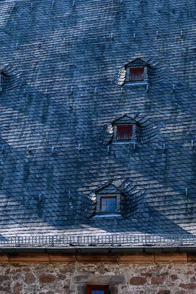 倾斜的石板屋顶和小窗的寝室 — 图库照片
