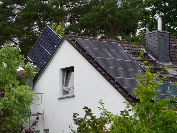 Montaż Dachu Układu Słonecznego Dachu Prywatnego Domu Bez Rozpoznawalnej Osoby — Zdjęcie stockowe