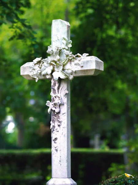 Лесном Кладбище Старые Кресты Статуи — стоковое фото