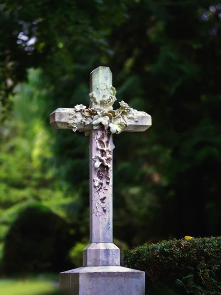 Лесном Кладбище Старые Кресты Статуи — стоковое фото