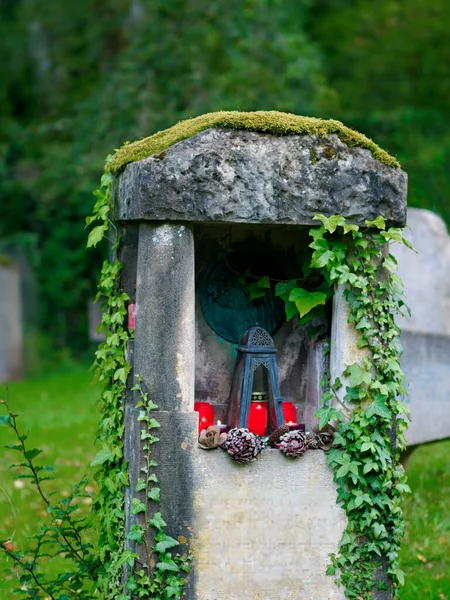 Старая Красная Каменная Могила Зелеными Листьями Красными Камнями Кладбище — стоковое фото