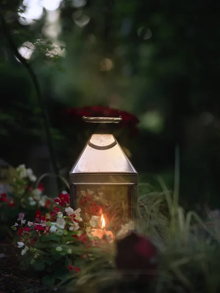 Brennende Kerze Mit Blumen Und Blättern Auf Dem Hintergrund Des — Stockfoto