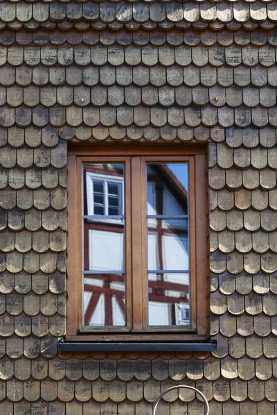 漂亮的半木结构的旧房子 窗玻璃上有木制弹壳 — 图库照片