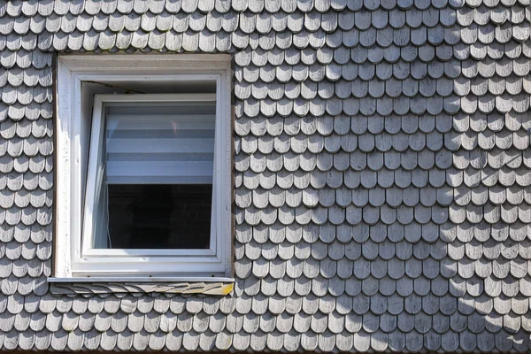 Das Dach Des Hauses Ist Mit Ziegeln Gedeckt Der Hausgiebel — Stockfoto