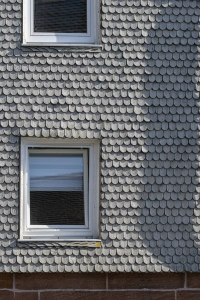 Dach Eines Hauses Hausgiebel Mit Weißen Holzschindeln Gedeckt — Stockfoto