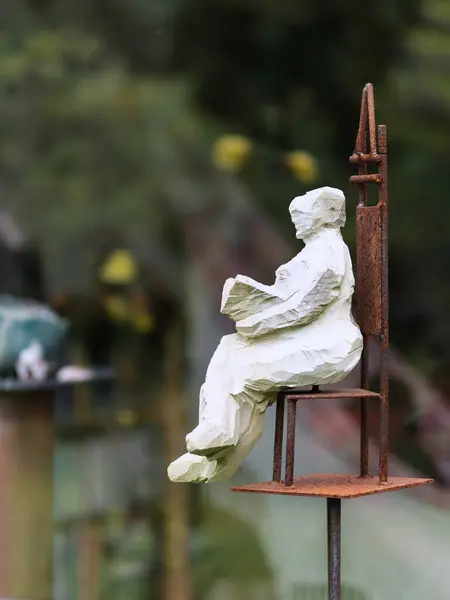 Pequeña Figura Madera Sentada Tallando Arte Jardín — Foto de Stock