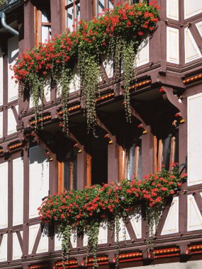 Gündüz güneşli, eski kasaba Marburg 'un ev manzaralı, yarı keresteli binalar, balkonlar.