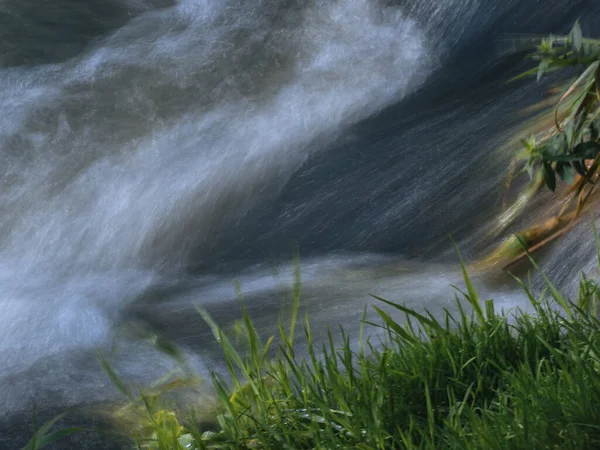 Μεγάλη Έκθεση Στο Υδάτινο Ρεύμα Τρεχούμενο Νερό Στο Ποτάμι — Φωτογραφία Αρχείου