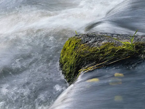 水上での長い暴露 流れる水 — ストック写真