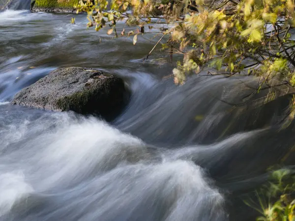 Μεγάλη Έκθεση Στο Υδάτινο Ρεύμα Τρεχούμενο Νερό Στο Ποτάμι — Φωτογραφία Αρχείου