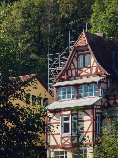 Stadtansichten Von Marburg Fachwerkhaus Mit Gerüst Vor Dem Wald — Stockfoto