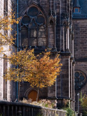 Eski evler, Marburg 'un aşağı kasabasındaki dar sokaklar, eski UNI kütüphanesinin manzarası.