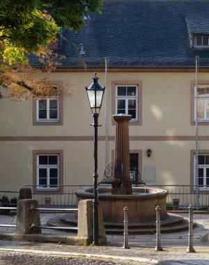 Seminer İnşaat Planı, Marburg Oberstadt, üniversiteye ait, önünde bir çeşme var.