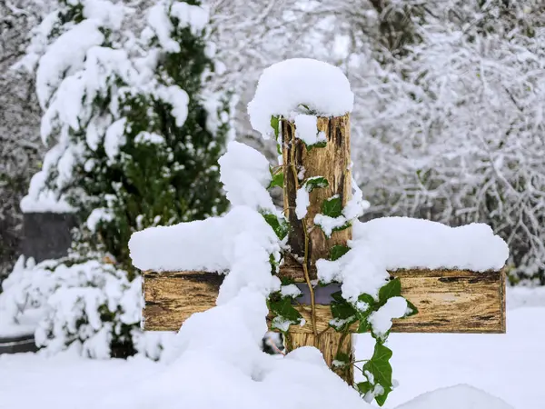 雪に覆われた冬の木の墓の十字架で覆われた木の塀 ロイヤリティフリーのストック画像