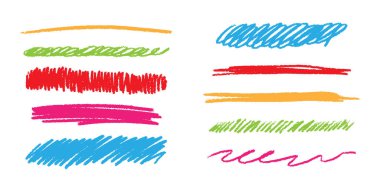 Beyaz arka planda el çizimi kalem çizgileri ve karalamalar var. Yatay düz vuruşlar ve vuruşlar koleksiyonu. Altı çizili ve altı çizili elementler