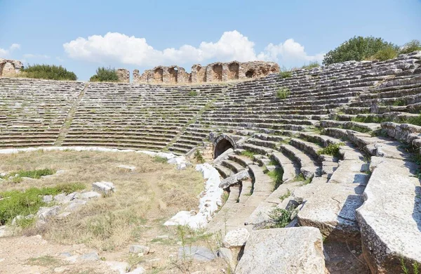 The massive stadium of Aphrodisias consists of 30 rows of seats and is 270 meters long. This makes it not only the best-preserved, but also among the largest of its kind.