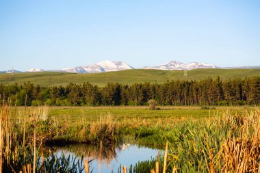 Dağlardaki göl manzarası