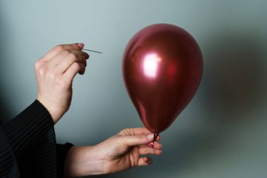 Elinde İğne Tutan Kadın Patlamaya Yakın Balon Tutuyor
