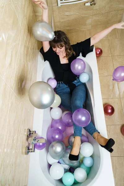 Banyoda Balonlarla Dolu Bir Küvette Oturan Genç Kadın Havaya Balonlar — Stok fotoğraf