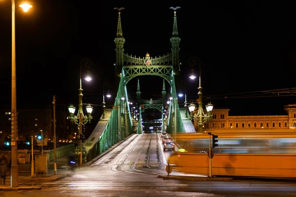 Ночная Жизнь Мостом Будапеште Проходящим Мимо Поездом — стоковое фото