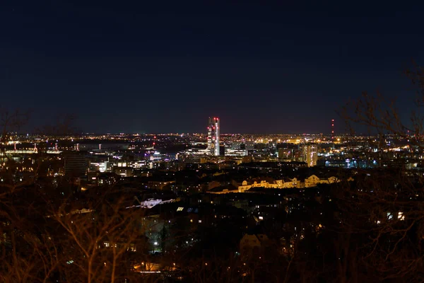 Ночная Жизнь Городской Пейзаж Небоскребом Будапеште — стоковое фото