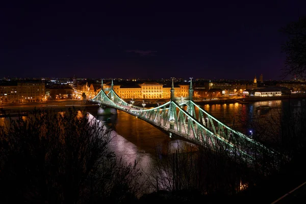 Ночная Жизнь Городской Пейзаж Мостом Трамвай Будапеште — стоковое фото