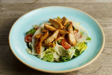 Izgara tavuk çizgili Sezar Salatası