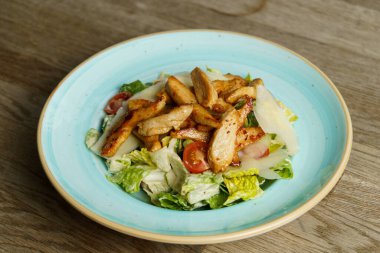 Izgara tavuk çizgili Sezar Salatası