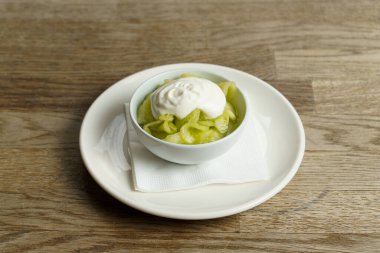 ekşi krema ile salatalık salatası