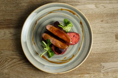 Karamelli tatlı patates ve pancar ile kavrulmuş ördek göğsü.