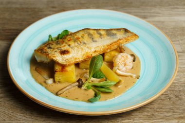 Patates ve mantar soslu fırında Zander balığı filetosu.