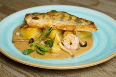 Patates ve mantar soslu fırında Zander balığı filetosu.