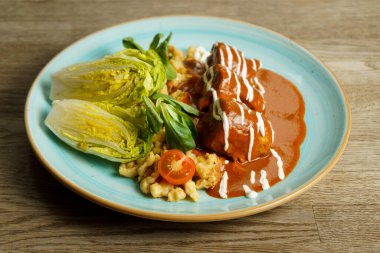 Paprika soslu tavuk, yumurtalı erişte, ekşi krema ve sebze.