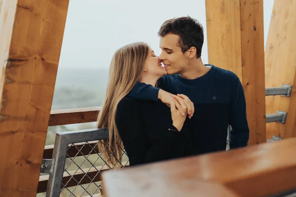 Jeune Couple Joyeux Embrassant Une Tour Guet — Photo