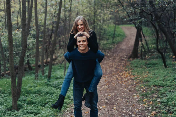 Jeune Couple Joyeux Amuser Tout Reposant Dans Une Forêt — Photo